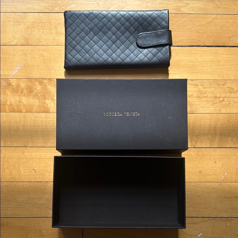 Bottega Veneta sunglasses case & box
Deep brown color